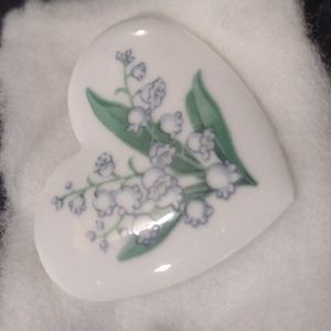 1987 birthday bouquet pin May/Lily of the valley new in box Porcelain
